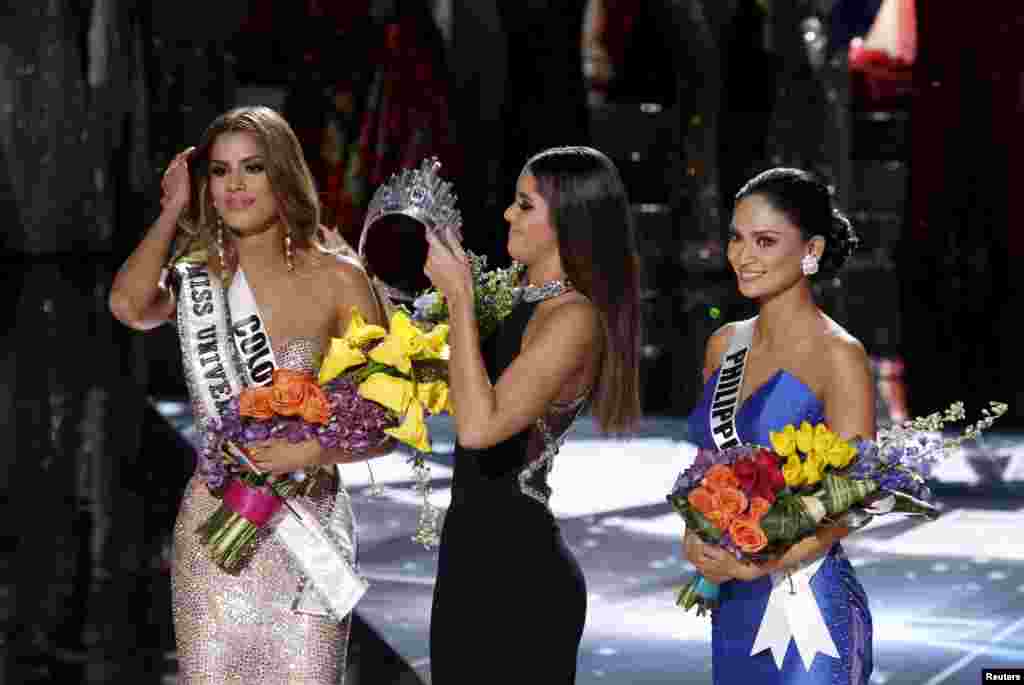 Miss Colombia Ariadna Gutierrez (L) stands by as Miss Universe 2014 Paulina Vegas transfers the crown to winner Miss Philippines Pia Alonzo Wurtzbach (R) during the 2015 Miss Universe Pageant in Las Vegas, Nevada, Dec. 20, 2015. Miss Colombia was originally announced as the winner but the host Steve Harvey said he made a mistake when reading the card.