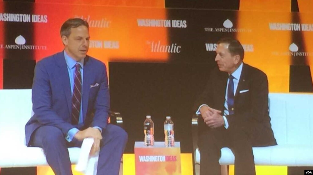 前中情局局长彼得雷乌斯将军(右)与CNN主持人特普尔对话(美国之音莉雅拍摄)