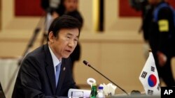 윤병세 한국 외교부 장관이 5일 말레이시아 쿠알라룸푸르에서 열린 동남아시아국가연합(ASEAN) 회의에서 발언하고 있다.
