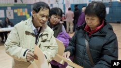 지난해 11월 미국 뉴욕시 브룩클린 지역에서 아시아계 미국인들이 대통령 선거에 투표하고 있다.