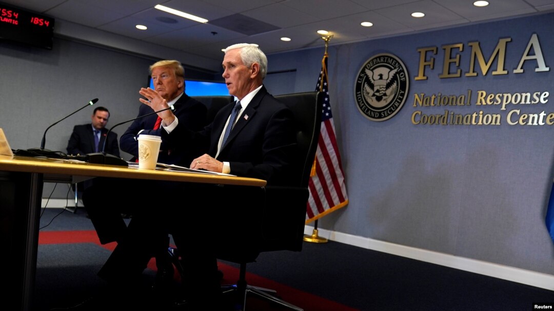 Perezida Donald Trump n'icegera ciwe Mike Pence bari mu nama na baburamatari b'amareta ku ngingo kuri Coronavirus.