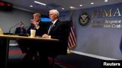 Perezida Donald Trump n'icegera ciwe Mike Pence bari mu nama na baburamatari b'amareta ku ngingo kuri Coronavirus.