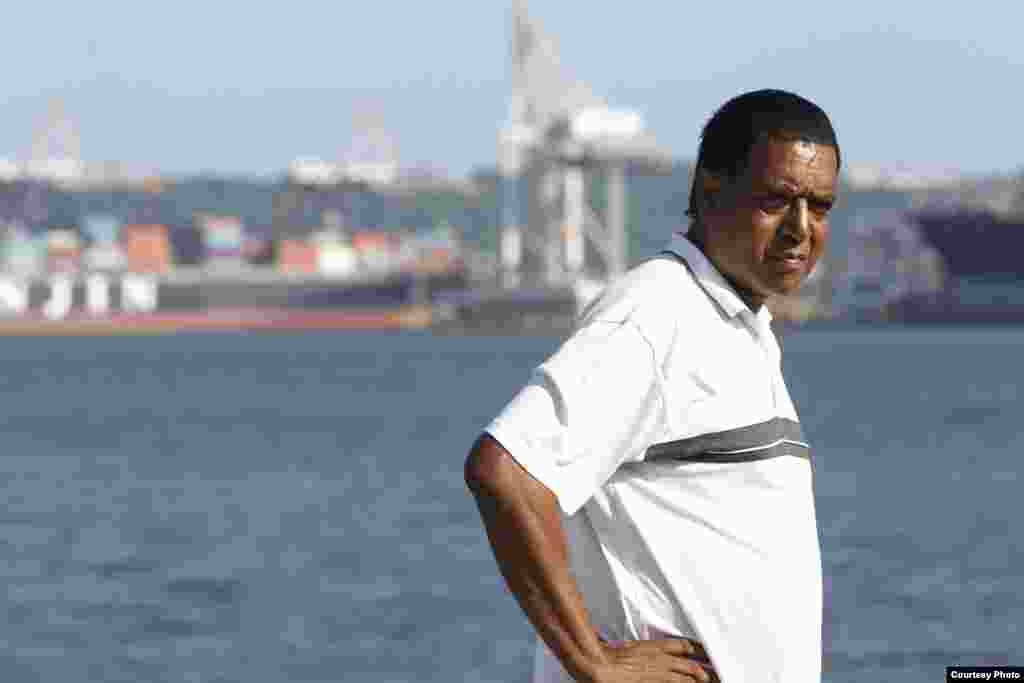 Desmond D&rsquo;Sa dari Afrika Selatan menolak proyek US$10 miliar untuk mengembangkan pelabuhan Durban, yang menurutnya akan mengusir ribuan warga, memperburuk masalah pengelolaan limbah dan meningkatkan polusi. (Goldman Environmental Prize)