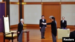 Novi premijer Japana Šinzo Abe polaže zakletvu pred carem Akihitom na ceremoniji u carskoj palati u Tokiju.