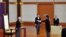 Novi premijer Japana Šinzo Abe polaže zakletvu pred carem Akihitom na ceremoniji u carskoj palati u Tokiju.