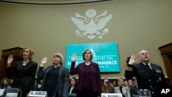 La directora en funciones de la Oficina de Responsabilidad del Gobierno, Kathryn Laryn, la director de la Seguridad Nacional y Justicia, Rebecca Gambler, la asistente de la Inspectora General de HHS Ann Maxwell yEl Comandante del Cuerpo Comisionado del Se