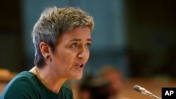 La jefa antimonopolio de la Unión Europea, Margrethe Vestager, investiga el uso que Amazon hace de la información provista por los propios comerciantes que alberga en su sitio web.(AP Photo/Yves Logghe) 