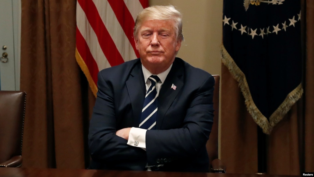 Predsjednik SAD Donald Trump čeka da novinari napuste sobu nakon što je govorio o svom sastanku sa ruskim predsjednikom Vladimirom Putinom, tokom sastanka sa članovima američkog Kongresa u Bijeloj kući, Vašington, 17. juna 2018.