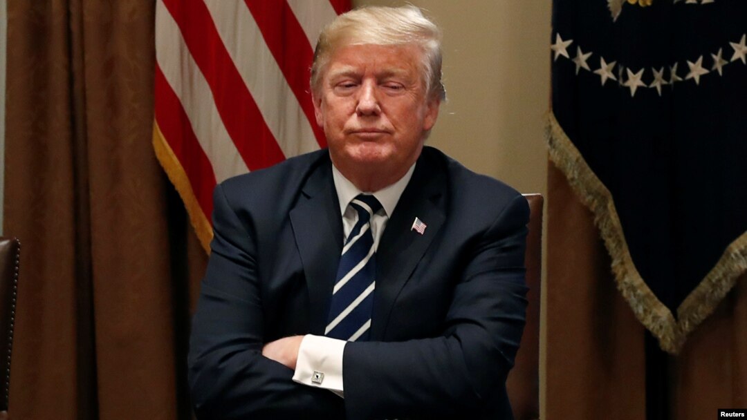 Presiden AS Donald Trump usai memberikan keterangan kepada media mengenai pertemuannya di Helsinki dengan Presiden Rusia Vladimir Putin, dalam acara jumpa pers di Gedung Putih, Selasa (17/7). 