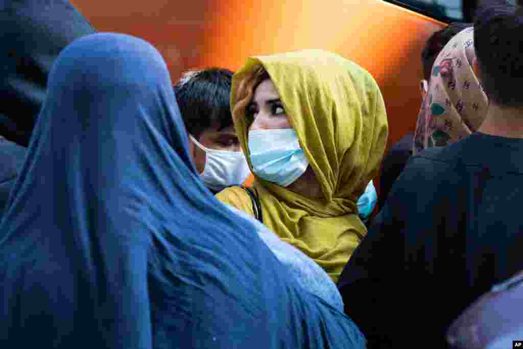 아프가니스탄에서 탈레반 점령을 피해 탈출한 주민들이 미국 워싱턴 인근 버지니아주 덜레스 공항에 도착했다.