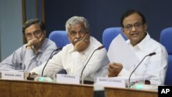 Indian Finance Minister P. Chidambaram, right, with Indian Coal Minister Shriprakash Jaiswal, center, and Coal Secretary S.K. Srivastava, in New Delhi, August 24, 2012.