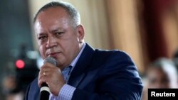 Diosdado Cabello, vicepresidente del Partido Socialista Unido de Venezuela, dice que podría recoger firmas para revocar la Asamblea Nacional.