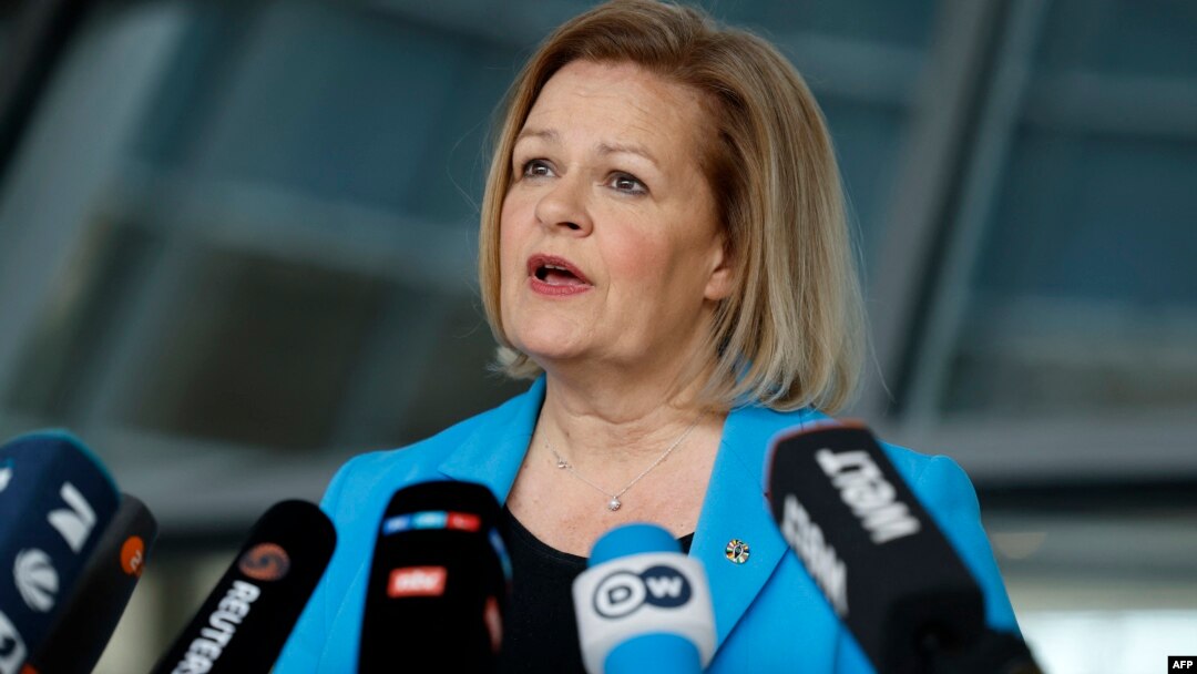 Menteri Dalam Negeri Jerman Nancy Faeser berbicara kepada media di Berlin (foto: dok). 