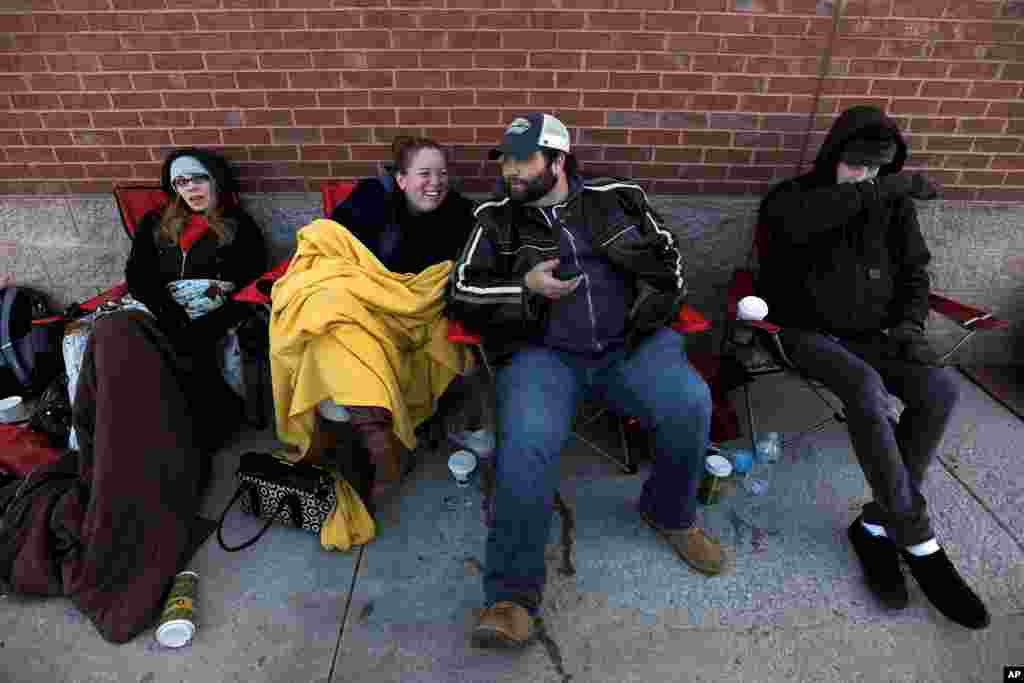 Pemburu barang obral menunggu di luar toko Best Buy untuk menjadi orang-orang pertama yang mendapatkan barang elektronik dengan potongan harga saat toko buka pada pukul 6 sore Hari Thanksgiving di Atlanta, Georgia (28/11). (AP/David Tulis)