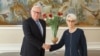 Sergei Ryabkov, vice-ministro das Relações Exteriores da Rússia, e Wendy Sherman, sub-secretária de Estado dos EUA, cumprimentam-se em Genebra, 30 de Setembro de 2021