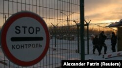 Pintu masuk ke wilayah tambang menyusul kecelakaan di tambang batu bara Listvyazhnaya di wilayah Kemerovo, Rusia, 26 November 2021. (Foto: REUTERS/Alexander Patrin)