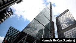 Seorang pria terlihat di samping gedung perkantoran, setelah wabah Covid-19), di distrik keuangan London, Inggris, 17 Juli 2020. (Foto: REUTERS/Hannah McKay)