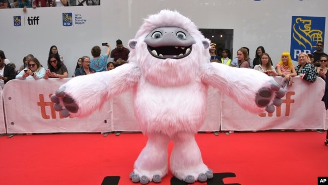 美国动画影片《雪人奇缘》中的主角出现在多伦多国际电影节上。（2019年9月7日）