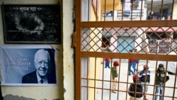 Poster untuk mengenang mendiang mantan presiden Amerika Jimmy Carter di pusat komunitas di desa Carterpuri, Gurgaon, 7 Januari 2025. Carterpuri (desa Carter) berganti nama dari Daulatpur Nasirabad setelah kunjungan selama satu jam peraih Nobel tsb tahun 1978. (Money SHARMA / AFP)