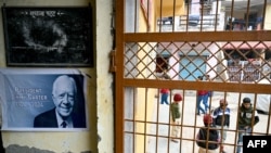 Poster untuk mengenang mendiang mantan presiden Amerika Jimmy Carter di pusat komunitas di desa Carterpuri, Gurgaon, 7 Januari 2025. Carterpuri (desa Carter) berganti nama dari Daulatpur Nasirabad setelah kunjungan selama satu jam peraih Nobel tsb tahun 1978. (Money SHARMA / AFP)