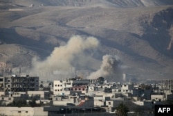 Dim se uzdiže u vazduh nakon što su snage sirijske vlade bombardovale opkoljeni grad Hamorui u oblasti Istočna Guta, u predgrađima Damaska, 3. marta 2018.
