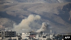 시리아 정부군이 3일 반군장악 지역인 동구타의 한 마을에 포격을 가하고 있다.