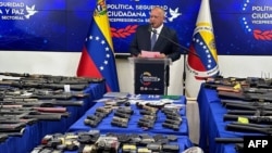 Esta imagen publicada por el ministerio del Interior venezolano muestra a su titular, Diosdado Cabello, dando una conferencia de prensa junto a las armas incautadas en exhibición en Caracas, el 14 de septiembre de 2024.