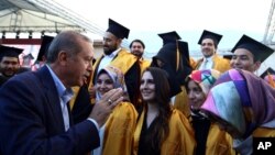 Le président Recep Tayyip Erdogan de la Turquie parle avec des étudiants de l'Université Sabahattin Zaim à Istanbul, 5 juin 2016. (Yasin Bulbul, Presidential Press Service / Pool via AP)