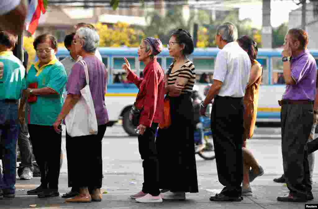 ประชาชนยืนต่อแถวรอใช้สิทธิ์เลือกตั้งในการเลือกตั้งทั่วไปที่หน่วยเลือกตั้งแห่งหนึ่งในกรุงเทพมหานคร และเป็นครั้งแรกในรอบ 5 ปีหลังการรัฐประหารเมื่อปี พ.ศ.2557 (รอยเตอร์ส)
