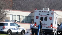 Kola hitne pomoći odvoze ranjene posle napada nožem u jednoj srednjoj školi u Pensilvaniji, 9. april, 2014. 