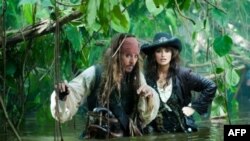 Герои Джонни Деппа и Пенелопы Круc демонстрируют тяготы пиратской жизни.