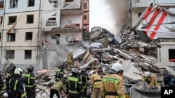 俄罗斯称，别尔哥罗德地区一栋高楼公寓2024年5月12日被乌克兰导弹击中后倒塌。（美联社转发）
