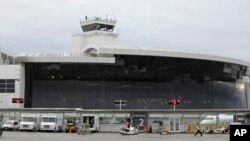 미국 시애틀 국제공항. 미 법무부는 국방정보국 정보 요원 출신인 론 록웰 한센을 중국에 국방 기밀을 넘긴 혐의로 시애틀 공항에서 체포했다고 밝혔다.