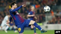 L'attaquant Lionel Messi du FC Barcelone contrôle le ballon lors du match retour de la Ligue des champions contre le FC Chelsea au stade Camp Nou de Barcelone, le 14 mars 2018. 