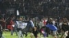Cổ động viên của đội nhà Arema Malang tràn vào sân.