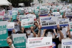 Dokter magang dan dokter di Korea Selatan menggelar aksi mogok menentang kebijakan medis pemerintah di Seoul, Korea Selatan, Jumat, 7 Agustus 2020. (Foto: dok).