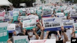 Sejumlah dokter menggelar unjuk rasa menentang kebijakan pemerintah terbaru di sektor kesehatan dalam aksi di Seoul, Korea Selatan, pada 7 Agustus 2020. (Foto: AP/Ahn Young-joon)