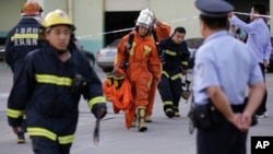 2013年8月31消防队员从上海翁牌冷藏实业有限公司正门走出