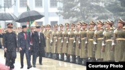 Presiden Afghanistan Ashraf Ghani menyambut kedatangan Presiden Joko Widodo dengan upacara militer di Kabul, Afghanistan, Senin, 29 Januari 2018. (Foto courtesy: Biro Press RI)