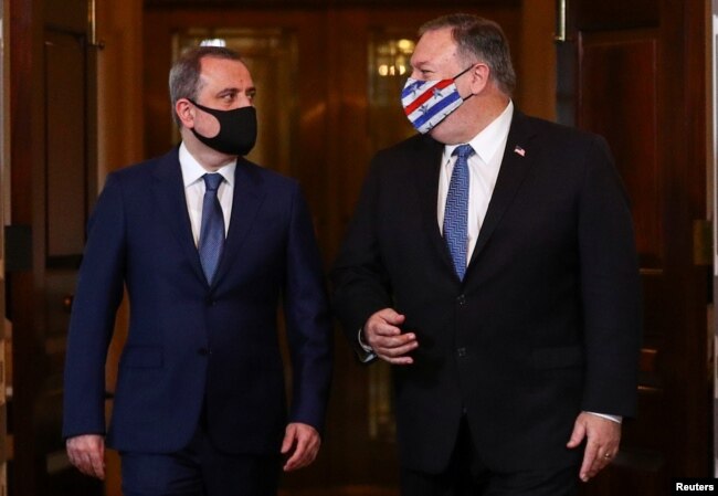 ABD Dışişleri Bakanı Mike Pompeo Azerbaycan Dışişleri Bakanı Ceyhun Bayramov ile birlikte, 23 Ekim Cuma.