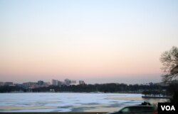 The Potomac River is covered in ice ahead of a major storm that threatens to dump as much as 60 centimeters of snow on Washington, D.C., the capital, Jan. 21, 2016. (photo by Diaa Bekheet)