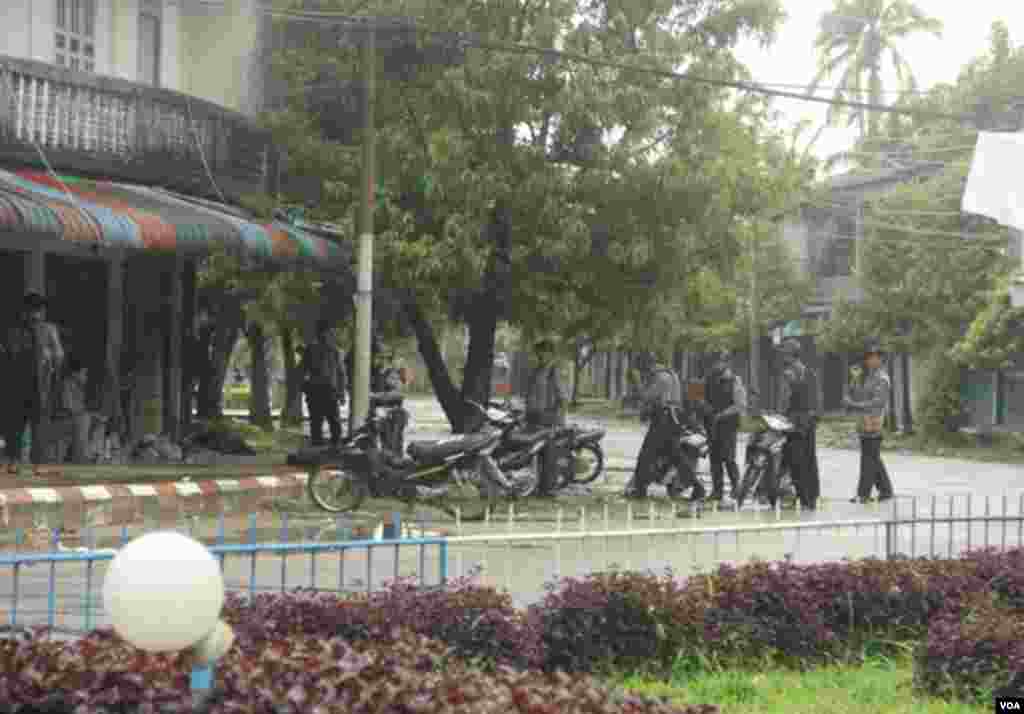 ေမာင္ေတာနာရီစင္အနီးမွ လံုၿခံဳေရးတပ္ဖဲြ႔၀င္မ်ား