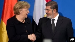 30일 독일 베를린에서 앙겔라 메르켈 독일 총리(왼쪽)와 회담한 무함마드 무르시 이집트 대통령.