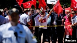 Para demonstran pendukung Erdogan berteriak ke arah demonstran anti-Erdogan dalam aksi di Washington DC 16/5 lalu (foto: dok).