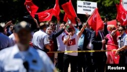Sekelompok pengunjuk rasa pro-Erdogan meneriakkan slogan-slogan pada kelompok Kurdi anti-Erdogan di Lafayette Park saat Presiden Turki Tayyip Erdogan bertemu dengan Presiden AS, Donald Trump, di Gedung Putih, Washington, AS, 16 Mei 2017 (foto: REUTERS/Jonathan Ernst)