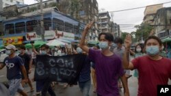 反對軍人政變的抗議者在仰光示威並打出三指禮。(2021年5月24日)