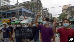 Pengunjuk rasa anti-kudeta memberikan penghormatan tiga jari selama demonstrasi menentang pengambilalihan militer, di Yangon, Myanmar, Senin, 24 Mei 2021. (Foto: AP)