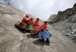 Perempuan suku pribumi Aymara berlatih menuruni gletser di gunung Huayna Potosi, Bolivia 6 April 2016. (REUTERS)