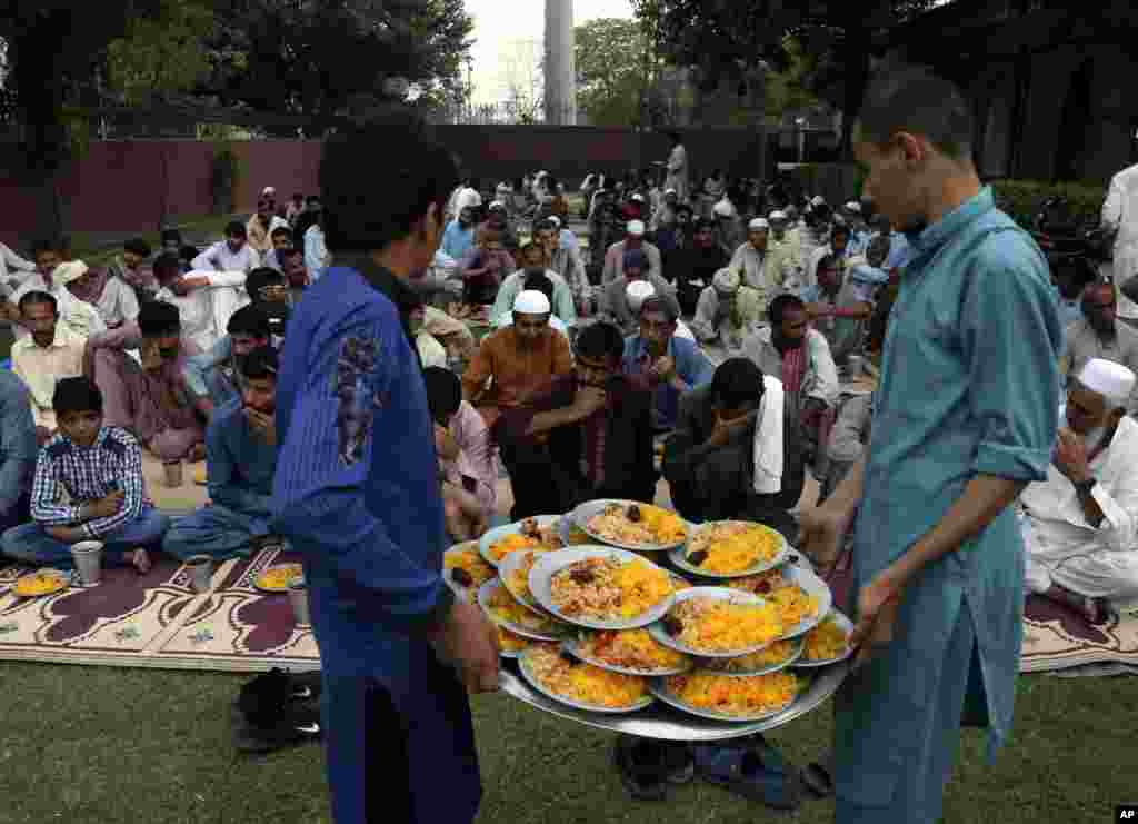 Para relawan membagikan makanan berbuka puasa Ramadan untuk kaum muslim di Lahore, Pakistan, 7 Mei 2019. (Foto: AP)