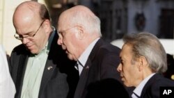 Američki senator Patrik Lejhi (C) stiže u Havanu u pratnji kongresmena Džima Megaverna (L)